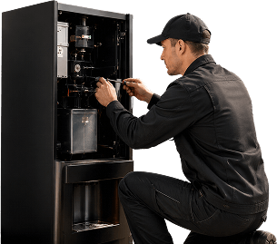 Techniker bei der Wartung eines Kaffeeautomaten